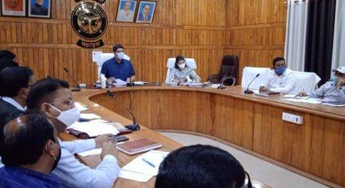 जिलाधिकारी की अध्यक्षता में सम्पन्न हुई विकास कार्यों की समीक्षा बैठक