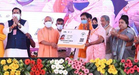 विभिन्न योजनाओं के लाभार्थियों को मुख्यमंत्री ने वितरित किये स्वीकृति पत्र