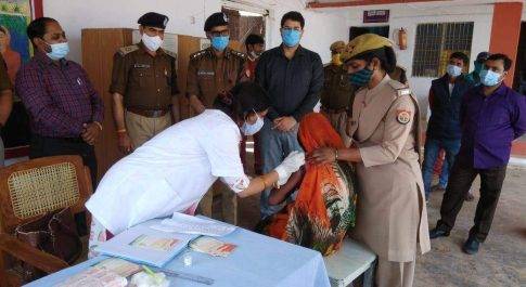अन्तर्राष्ट्रीय महिला दिवस पर महिला बन्दियों के कोविड वैक्सीनेशन कार्य का डीएम व एसएसपी ने किया शुभारम्भ