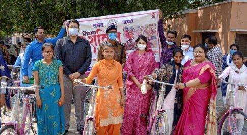 अन्तर्राष्ट्रीय महिला दिवस के अवसर पर 14 शिक्षारत बालिकाओं को वितरित की गयी साईकिल