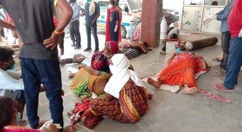 जौनपुर में अब हालात बद से बदतर हो गइ, किसी की कोई सुनवाई नहीं हो रही है, आक्सीजन के अभाव में जौनपुर जिला अस्पताल के बरामदे में लेटे पाए गए, अस्पताल की लापरवाही हुई उजागर।