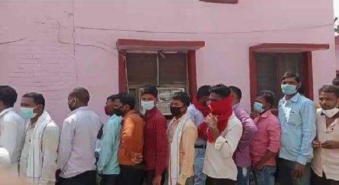 रतनपुर। कोरोना परीक्षण कराने हेतु सोशल डिस्टेंसिंग की उड़ाई जा रही धज्जियां