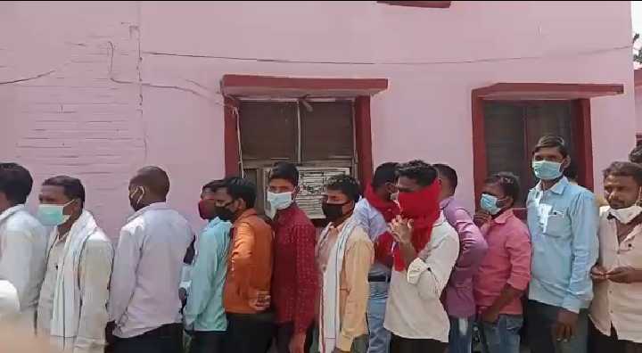 रतनपुर। कोरोना परीक्षण कराने हेतु सोशल डिस्टेंसिंग की उड़ाई जा रही धज्जियां