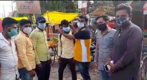 फरेंदा। अंतर्राष्ट्रीय स्वास्थ्य दिवस पर युवा नेता ने मास्क वितरण कर कोरोना से बचाव के प्रति किया जागरूक