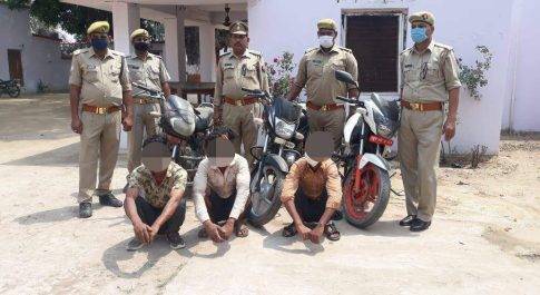 थाना पुरन्दरपुर पुलिस द्वारा 3 अदद चोरी की मोटर साईकिल के साथ 03 नफर अभियुक्तों को किया गया गिरफ्तार