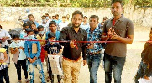 युवा व्यापार मंडल अध्यक्ष कोल्हुई व पत्रकार देव अग्रहरि द्वारा सामान्य ज्ञान प्रतियोगिता का रिबन काट कर किया गया शुभारंभ