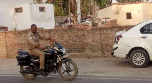 जनपद शाहजहांपुर में एसपी साहब क्या इन्हें नहीं होगा कोविड 19 —-डीएम एसपी के आदेशों का उल्लंघन, बिना मास्क व हेलमेट के पुलिस बाले बाइक से भर रहे फर्राटे