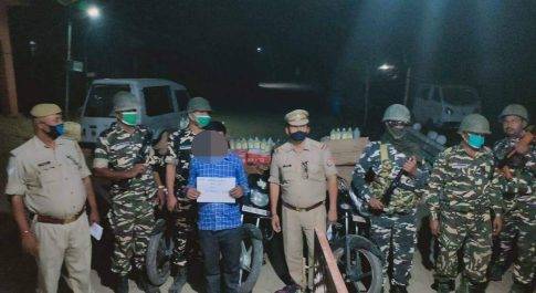 निचलौल पुलिस व एसएसबी की संयुक्त टीम द्वारा 720 शीशी नेपाली व 50 लीटर कच्ची शराब के साथ 01 अभियुक्त को किया गिरफ्तार