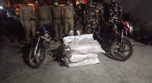 पुलिस व एसएसबी की संयुक्त टीम द्वारा 630 शीशी नेपाली शराब के साथ 01 अभियुक्त को किया गया गिरफ्तार