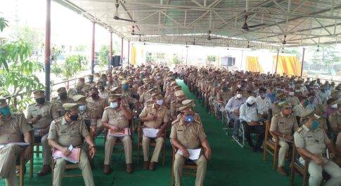 महराजगंज। दुसरे चरण में जनपद में होने वाले मतदान हेतु चुनाव ड्यूटी में लगे पुलिस फोर्स को पुलिस लाइन महराजगंज में ब्रीफ किया गया