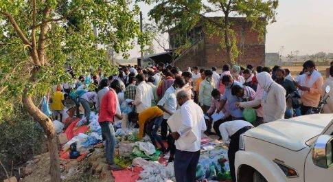 सोशल डिस्टेंसिंग की धज्जियां उड़ाते प्रत्याशी