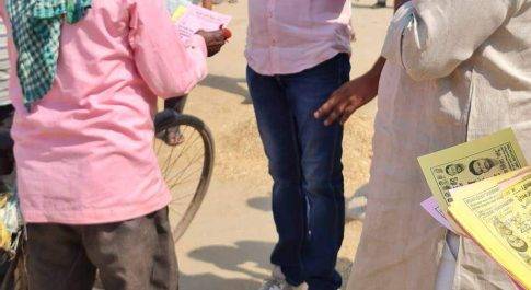 *ब्रेकिंग न्यूज़* *जनपद शाहजहांपुर में पूजा मिश्रा ने हरनाई सहित कई गांवो में घर घर जाकर मांगे वोट*