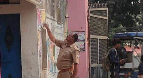 बाबागंज में पुलिस ने हटाया होर्डिंग व पोस्टर
