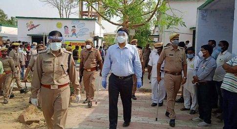 मतदान प्रकिया के दौरान भ्रमणशील रहे डीएम व एसपी भ्रमण के दौरान कोविड-19 के सुरक्षात्मक प्रोटोकाल का पालन करने की मतदाताओं को देते रहे सीख