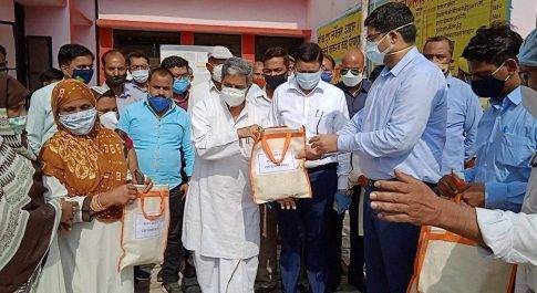 सी.एच.सी. कैसरगंज में स्थापित आॅक्सीजन प्लान्ट का सहकारिता मंत्री ने किया शुभारम्भ, कोविड चिकित्सालय की व्यवस्थाओं से हुए रू-ब-रू