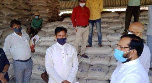 प्रभारी मंत्री अनिल राजभर ने किया गेहूॅ क्रय केन्द्र का निरीक्षण