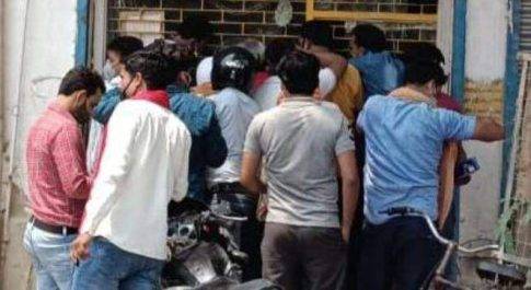 जौनपुर में शराब की दुकान खुलते ही दुकानो पर उमडी भीड,खरीददारो मे नही रहा कोरोना का खौफ दुकानो पर विके्रता द्वारा नही किया गया कोविड 19 के नियमो का पालन May 11, 2021 जौनपुर में शराब की दुकान खुलते ही दुकानो पर उमडी भीड,खरीददारो मे नही रहा कोरोना का खौफ ।