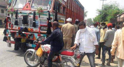 जौनपुर।ट्रक और बाइक की टक्कर में ट्रक की पहिया चढ़ा महिला के ऊपर मौके पर मौत ।