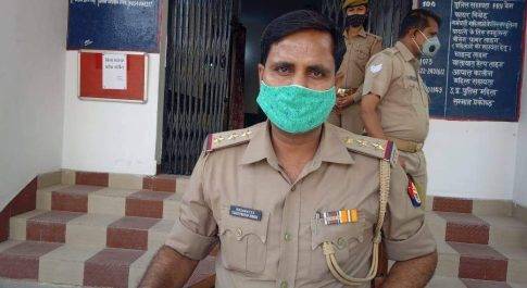*जनपद भदोहीऔराई कोतवाल विजय प्रताप सिंह ने की एक अनोखी पहल* *अपने घरों में रहें, बाहर ना निकले यह आपकी सुरक्षा के लिए हैं और आपके अपनो के लिए-थाना प्रभारी औराई विजय प्रताप सिंह*