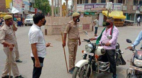 जौनपुर।मङियाहू क्षेत्राधिकारी एस. पी. उपाध्याय प्रभारी निरीक्षक मुन्ना राम घूसिया एसआई शिव पूजन के द्वारा चेकिंग अिभयान में लगभग 50 लोगों के टू व्हीलर और फोर व्हीलर गाड़ियों का काटा गया चालान।