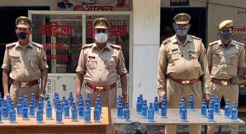 थाना नौतनवा पुलिस व एसएसबी की संयुक्त टीम ने 57 शीशी अवैध नेपाली शराब के साथ 01 नफर अभियुक्त को किया गया गिरफ्तार