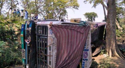 महराजगंज। अनियंत्रित होकर ट्रक 15 फीट खाई में गिरा चालक बाल बाल बचा