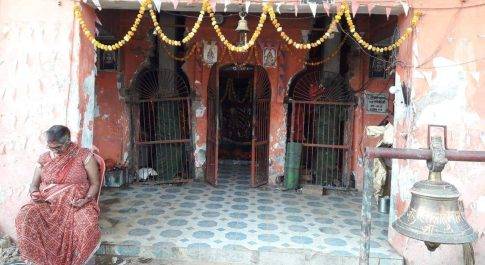 बृजमनगंज। नगर की देवी को प्रसन्न करने के लिए किया जा रहा पूजापाठ
