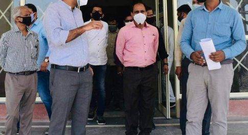 जिलाधिकारी सिद्धार्थनगर ने अधूरे कार्यों को शीघ्र पूरा करने का दिया आदेश