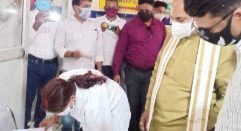 प्रभारी मंत्री माननीय उपेंद्र तिवारी जी ने बनकटी स्वास्थ्य केंद्र का किया निरीक्षण