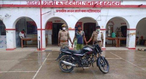 चोरी की एक अदद मोटर साइकिल डिस्कवर , एक अदद नल व एक अदद टिल्लू पम्प के साथ 01 नफर अभियुक्त (हिस्ट्रीशीटर) गिरफ्तार आदर्श थाना रुपईडीहा जनपद बहराइच