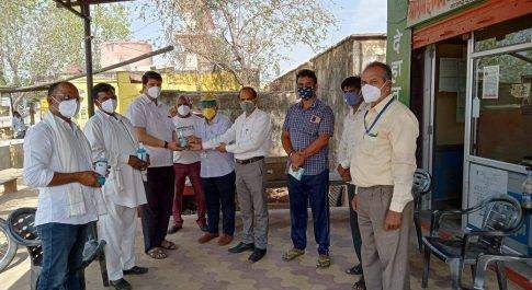 महामारी काल में मास्क, सैनिटाइजर वितरण करना पुनीत कार्य : पवन कुमार प्रजापति