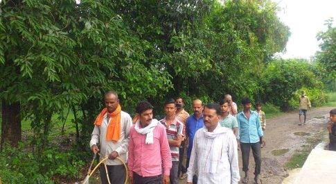 कोरोना से बचाव को किसान नेता ने गांव में सैनिटाइजर का छिड़काव कराया