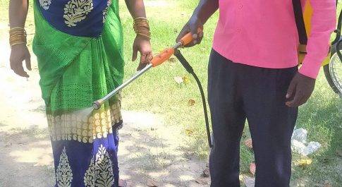 * जनपद पीलीभीत /बीसलपुर क्षेत्र के ग्राम मटैना में प्रधान राम प्रकाश वर्मा जी के द्वारा नवनिर्वाचित ग्राम प्रधान ने गांव में कराया सेनेटाइज़र स्प्रे*