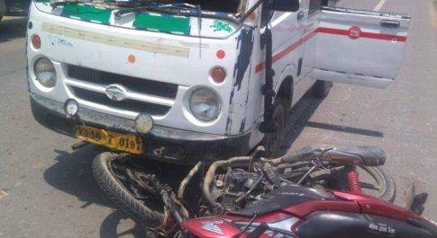 बाबागंज में मोटरसाइकिल व मैजिक की आमने सामने से भिड़ंत