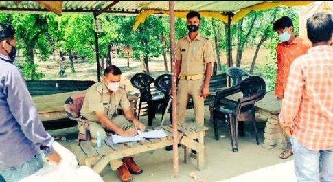 थाना राम गांव के उपनिरीक्षक धीरेन्द्र कुमार मिश्र ने बिना मास्क लगाएं वाहन चालकों का किया जुर्माना