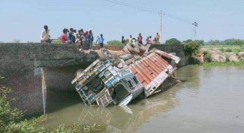 मौरंग लदी ट्रक नहर में पलटी बाल-बाल बचे ड्राइवर व खालसी