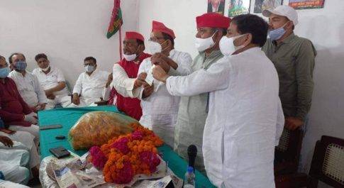 14 वर्ष बाद पूर्व विधायक दिलीप वर्मा की कोई घर वापसी सुबह 11:00 बजे पार्टी कार्यालय पर जिला अध्यक्ष की मौजूदगी में समाजवादी पार्टी की ली सदस्यता