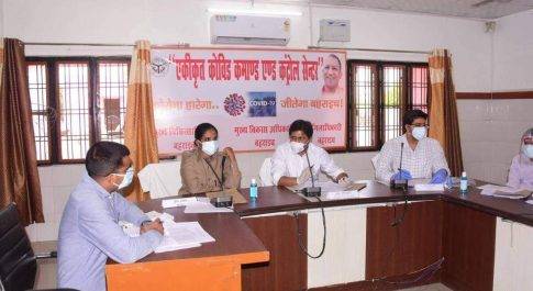 नोडल अधिकारी डाॅ. हरिओम ने जिले के अधिकारियों के साथ की बैठक ,निगरानी समितियों को सक्रिय किये जाने के दिये निर्देश