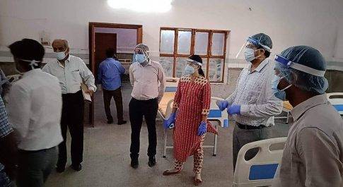डीएम व सीडीओ ने किया 75 बेडेड कोविड वार्ड का निरीक्षण