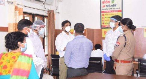 नोडल अधिकारी ने एकीकृत कोविड कमाण्ड एण्ड कन्ट्रोल सेन्टर की व्यवस्थाओं का लिया जायज़ा, वैक्सीन भण्डार कक्ष का भी किया निरीक्षण