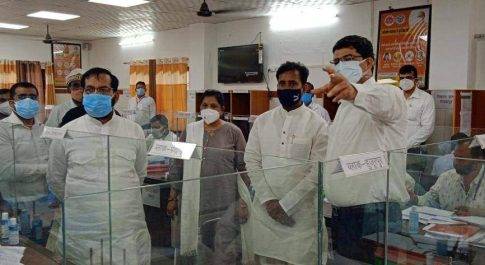 प्रभारी मंत्री ने एकीकृत कोविड कमाण्ड एण्ड कन्ट्रोल सेन्टर की व्यवस्थाओं का लिया जायज़ा
