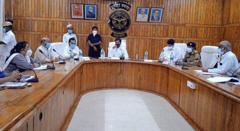 प्रभारी मंत्री अनिल राजभर ने जिले के अधिकारियों के साथ की बैठक निगरानी समितियों को सक्रिय किये जाने के दिये निर्देश