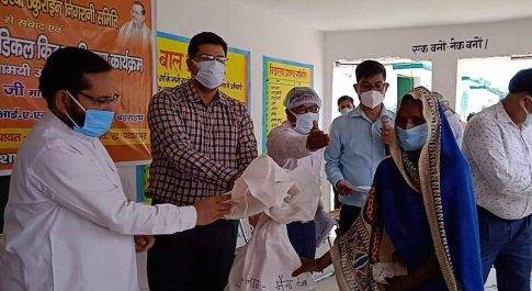 ग्राम मुंडेरवा ठकुराइन में विधायक ने डीएम के साथ वितरण किया खाद्यान्न व मेडिसिन किट