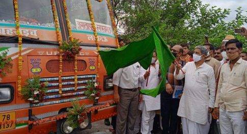 जगतापुर क्षेत्रवासियों को मिली सीधी बस सेवा की सौगात सहकारिता मंत्री ने झण्डी दिखाकर बस को किया रवाना