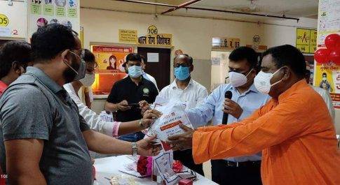 सांसद बहराइच ने डीएम के साथ दवा वितरण कार्य का किया शुभारम्भ