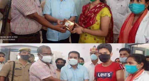 कोरोना टीकाकरण कराने वाले व्यक्तियों को नौतनवा चेयरमैन गुड्डूखान ने पुरस्कार देकर किया सम्मानित