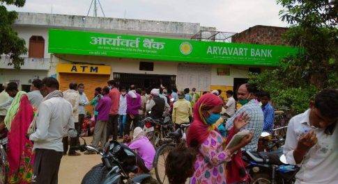 मुगलीपुर आर्यवृत बैंक में लगातार उमड़ रही भीड़, सोशल डिस्टेंस का पालन कराना बड़ी चुनौती