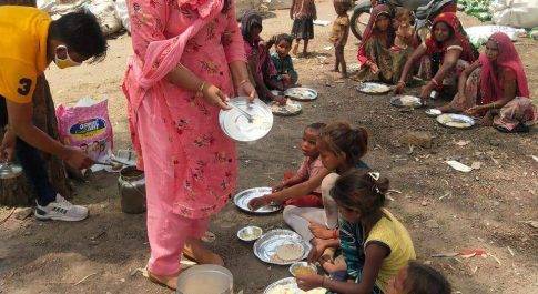 गरीब असहाय लोगों को भोजन कराने में जुटे कई समाजसेवी