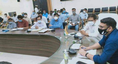महराजगंज। सामुदायिक स्वास्थ्य केन्द्र पनियरा में वैक्सीनेशन व कोरोना जांच का निरीक्षण करते डीएम व एसपी