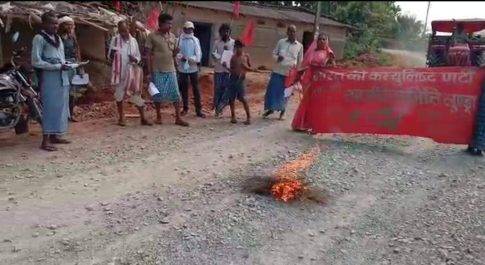 किसान विरोधी कानूनों के खिलाफ गांव-गांव में प्रदर्शन : भाजपा नेताओं के कार्यालयों, घरों के सामने जलाई प्रतियां